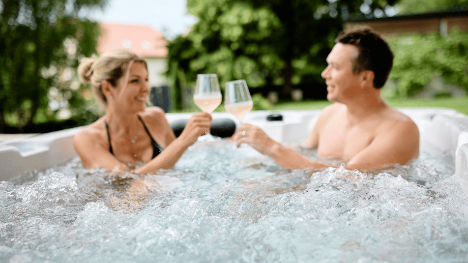 balearis-outdoor-whirlpools_wp-beduerfnisse-erkennen_paar-im-pool_1600x900