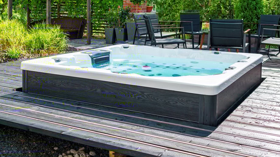 whirlpool-im-garten_halb-eingelassen-terasse_1600x900