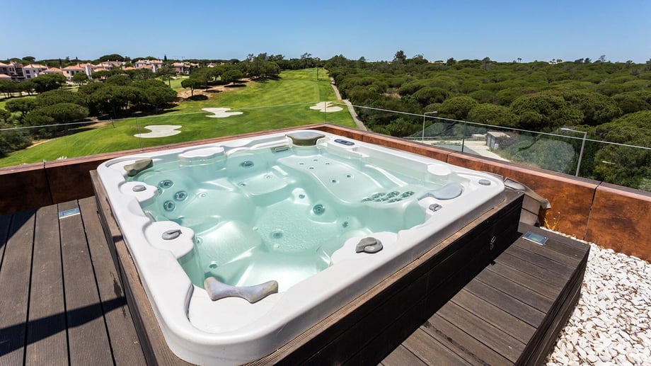 whirlpool-im-garten_terrasse-golfclub_1600x900-1